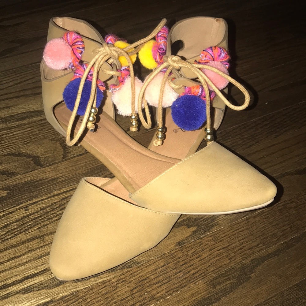BRAND NEW Pom Pom flats - Picture 2 of 3
